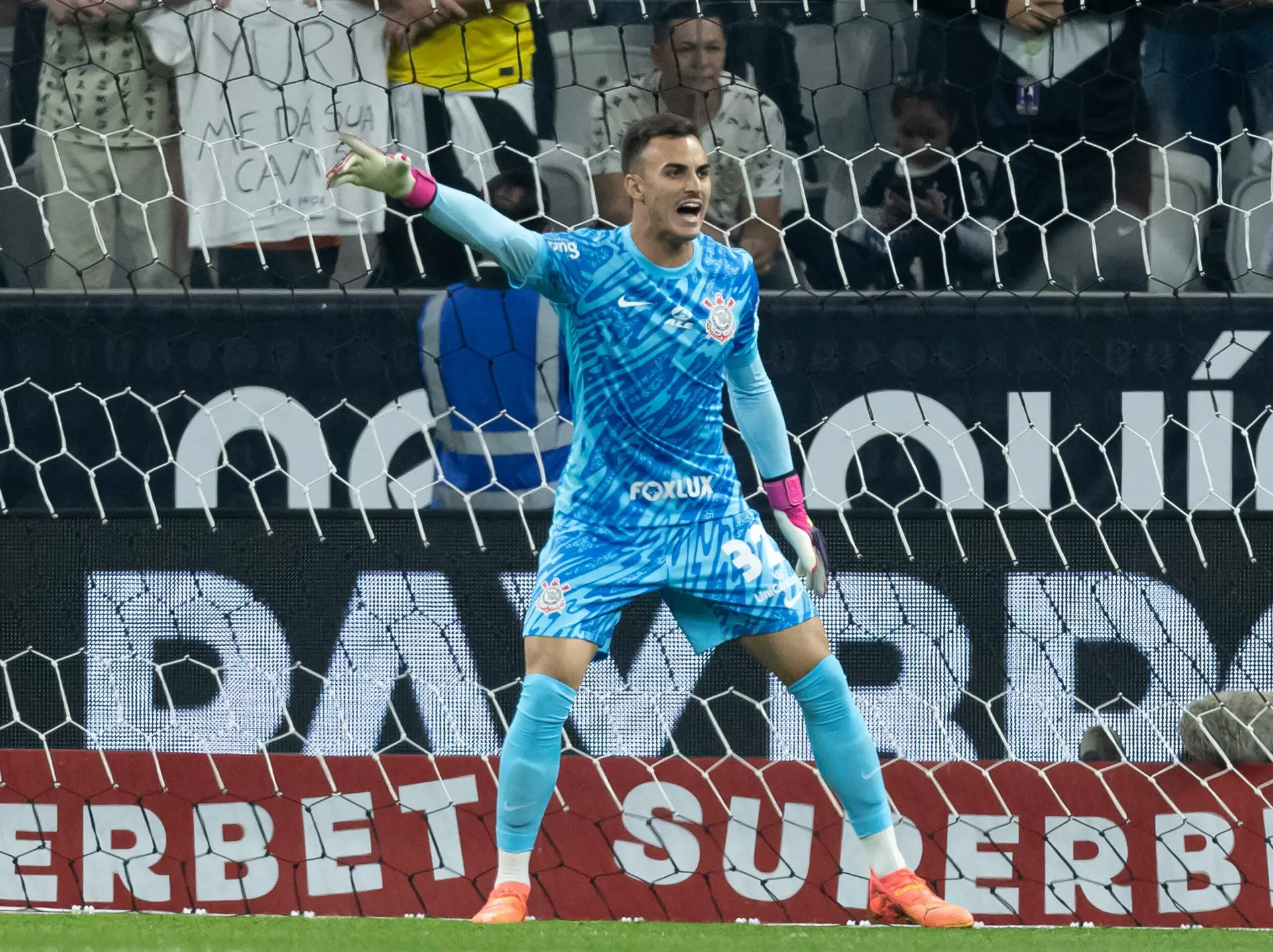 Goleiro Matheus Donelli tem empréstimo renovado pelo Corinthians ao Shabab Al-ahli