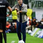 Abel Ferreira mantém esquema com três zagueiros no Palmeiras para enfrentar o Vitória