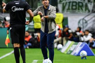 Abel Ferreira mantém esquema com três zagueiros no Palmeiras para enfrentar o Vitória