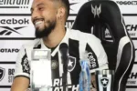 Alex Telles celebra 100 jogos e reforça papel de liderança no Botafogo