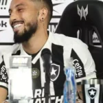 Alex Telles celebra 100 jogos e reforça papel de liderança no Botafogo