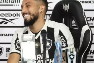 Alex Telles celebra 100 jogos e reforça papel de liderança no Botafogo
