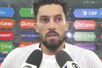 Alex Telles celebra centenário no Botafogo com vitória decisiva no Mineirão