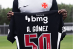 Andrés Gómez celebra marca de 50 partidas com a camisa do Vasco