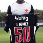 Andrés Gómez celebra marca de 50 partidas com a camisa do Vasco