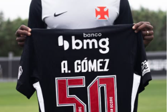 Andrés Gómez celebra marca de 50 partidas com a camisa do Vasco