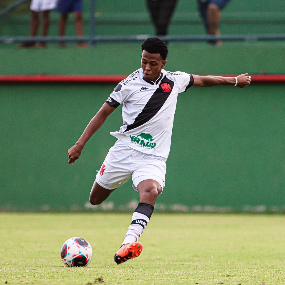 Araxá anuncia Ykaro Toledo, ex-Vasco com histórico de títulos na base