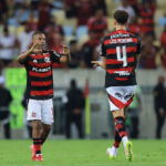 Assédio internacional coloca futuro de Léo Pereira e de la Cruz no Flamengo em xeque