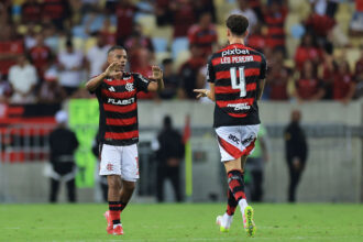 Assédio internacional coloca futuro de Léo Pereira e de la Cruz no Flamengo em xeque