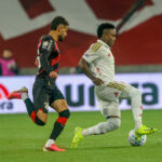 Athletico Paranaense vai ao intervalo com vantagem mínima sobre o Internacional