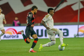 Athletico Paranaense vai ao intervalo com vantagem mínima sobre o Internacional