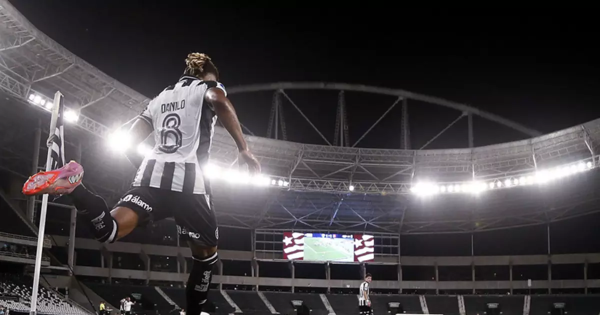 Atrito nos bastidores: ações do Palmeiras acirram ânimos com Botafogo por Danilo