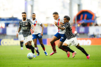 Bahia e Corinthians travam duelo intenso em confronto pelo Campeonato Brasileiro