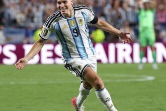 Barcelona monitora Julián Álvarez após mudança de foco do Arsenal no mercado
