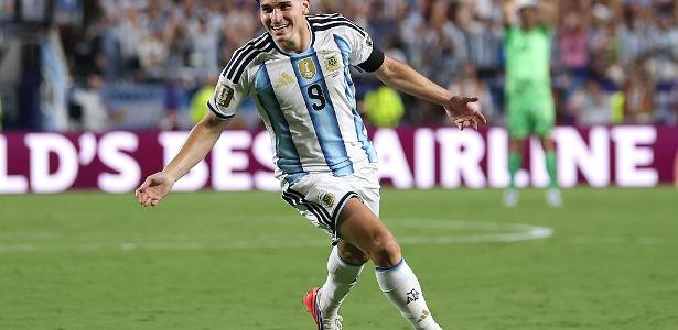 Barcelona monitora Julián Álvarez após mudança de foco do Arsenal no mercado