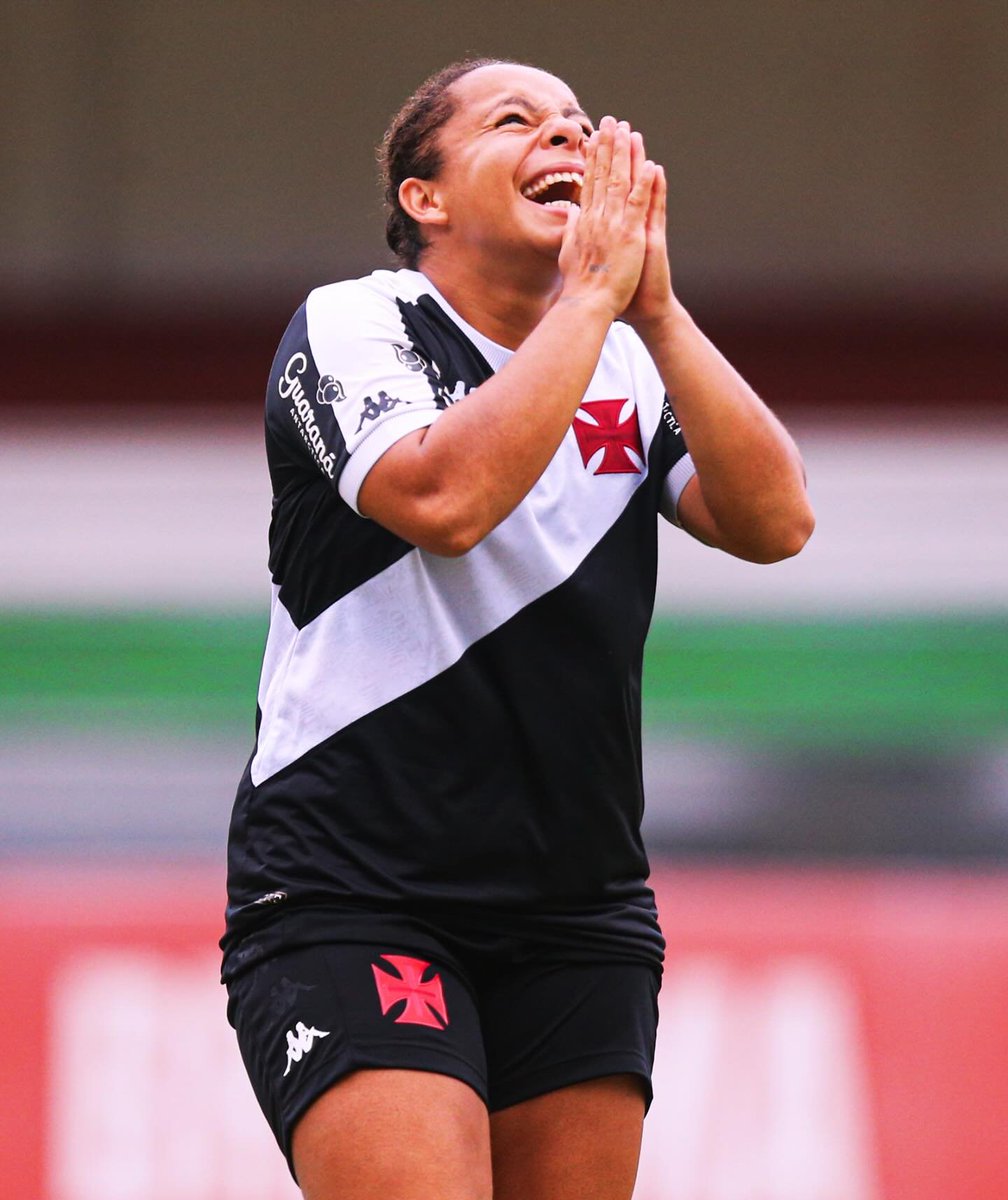 Bea celebra retorno ao Vasco após longo período de recuperação