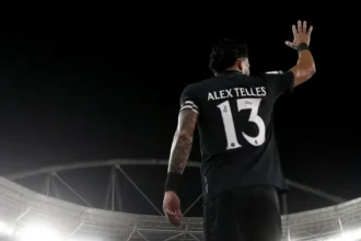 Botafogo mantém cautela em negociações para renovação de Alex Telles
