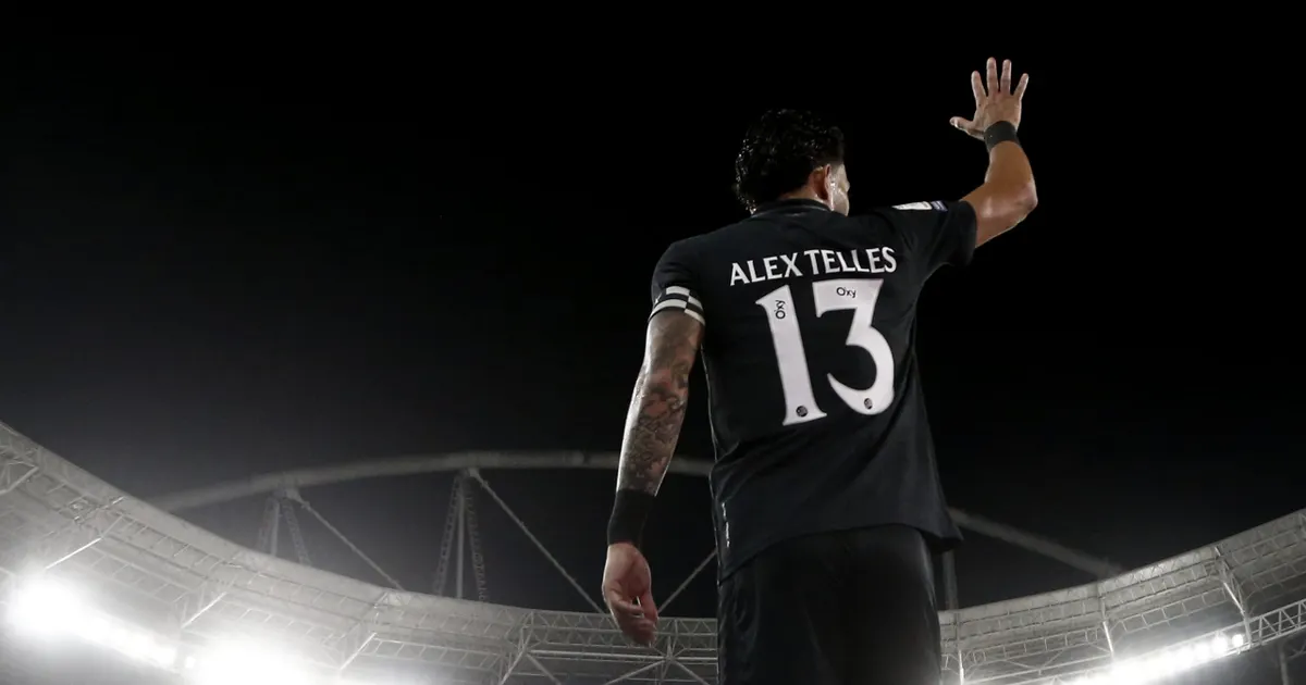 Botafogo mantém cautela em negociações para renovação de Alex Telles