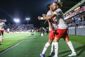 Bragantino e Coritiba duelam no Nabi Abi Chedid pela vigésima rodada do Brasileirão