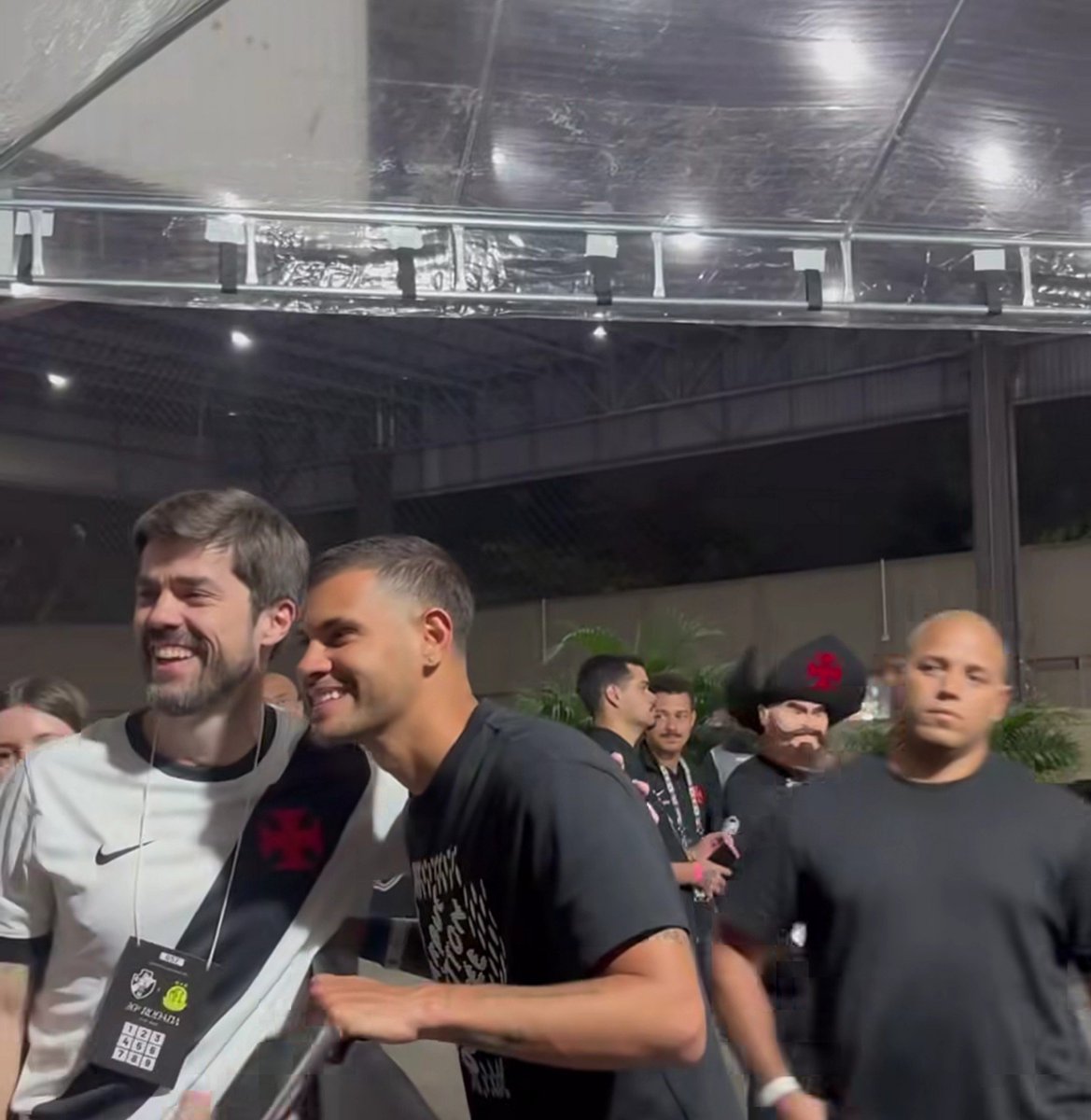Bruno Guimarães marca presença em São Januário para acompanhar duelo do Vasco
