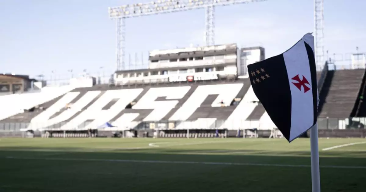 Busca por zagueiro: Vasco sonda defensor brasileiro na Europa para reforçar elenco