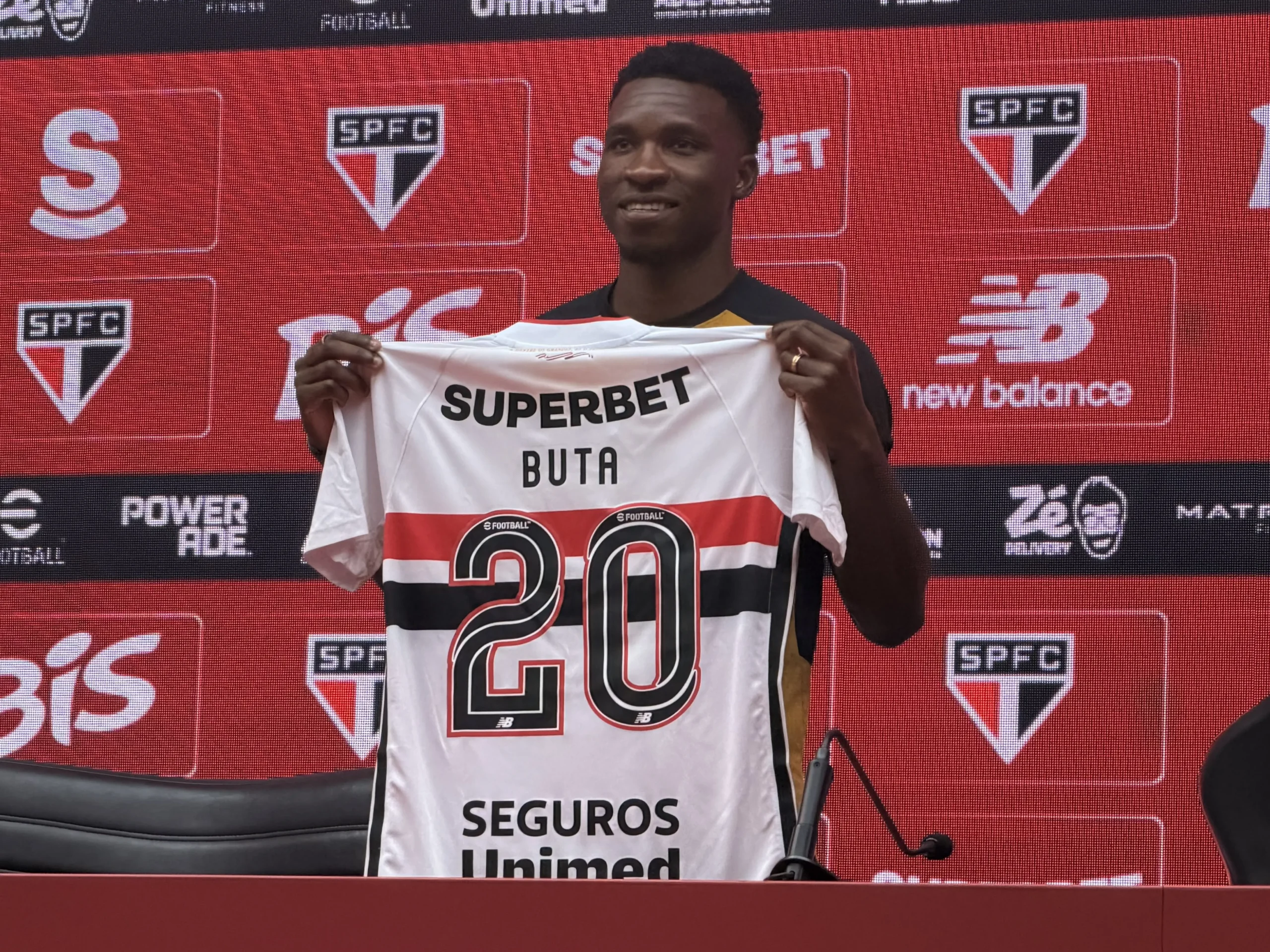 Buta destaca adaptação e define lateral direita como posição ideal no São Paulo