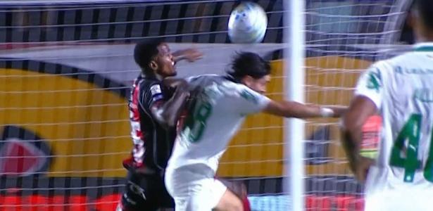 CBF omite áudio do VAR em lance polêmico de Maurício no confronto entre Vitória e Palmeiras