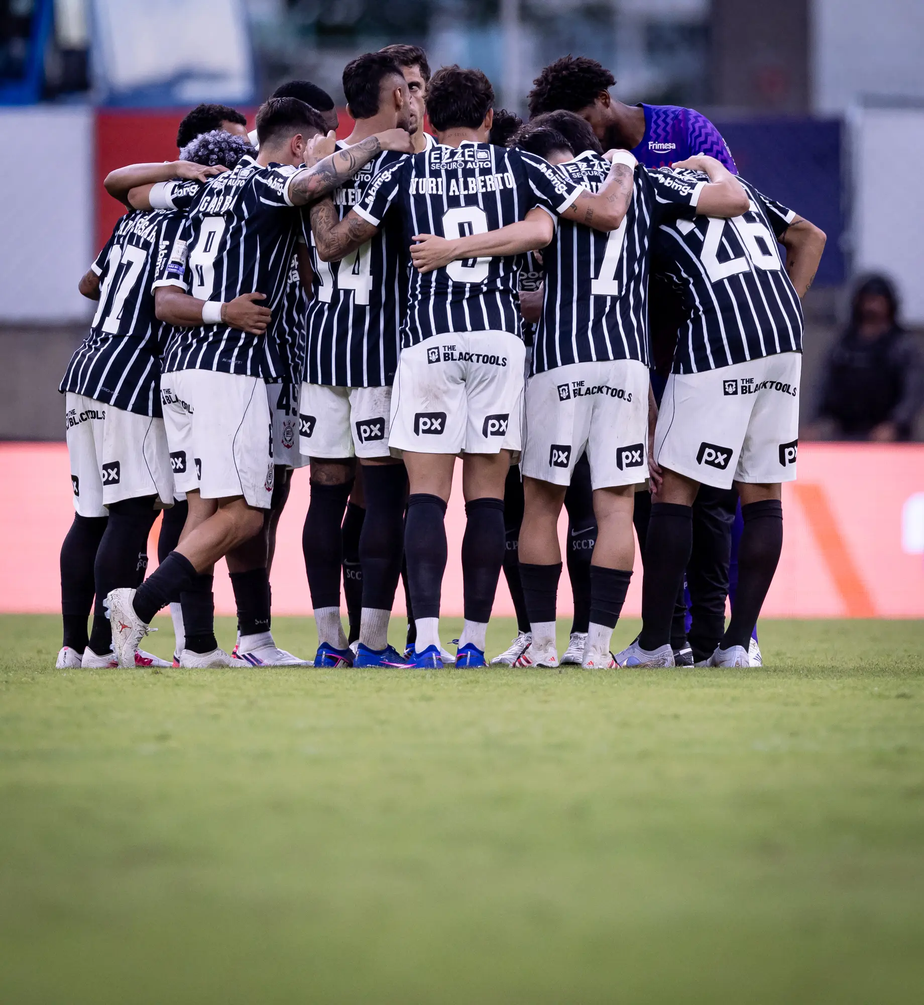 Corinthians arranca empate sofrido contra Bahia e freia avanço na tabela do Brasileirão