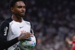 Corinthians confirma cirurgia no joelho do atacante Vitinho