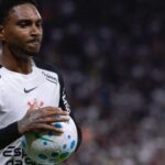 Corinthians confirma cirurgia no joelho do atacante Vitinho