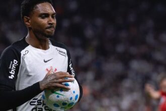 Corinthians confirma cirurgia no joelho do atacante Vitinho