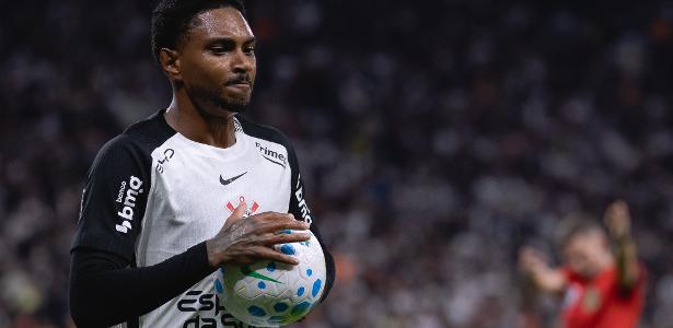 Corinthians confirma cirurgia no joelho do atacante Vitinho