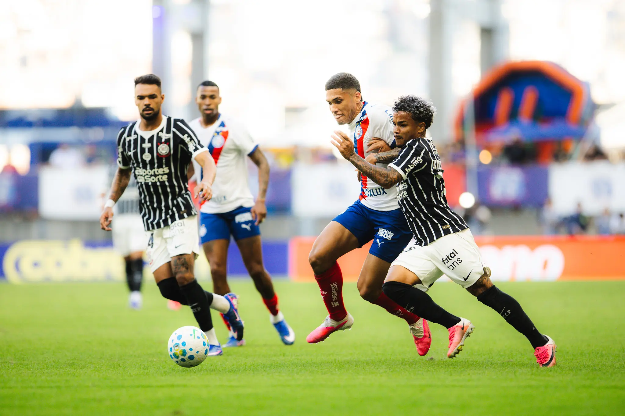 Corinthians empata com Bahia na Fonte Nova e se distancia do G5