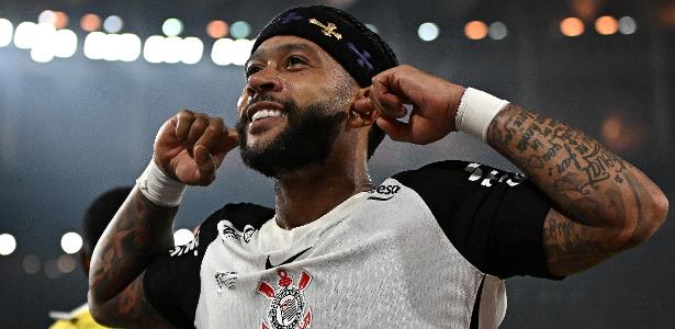 Corinthians formaliza proposta de renovação para Memphis Depay após impasse