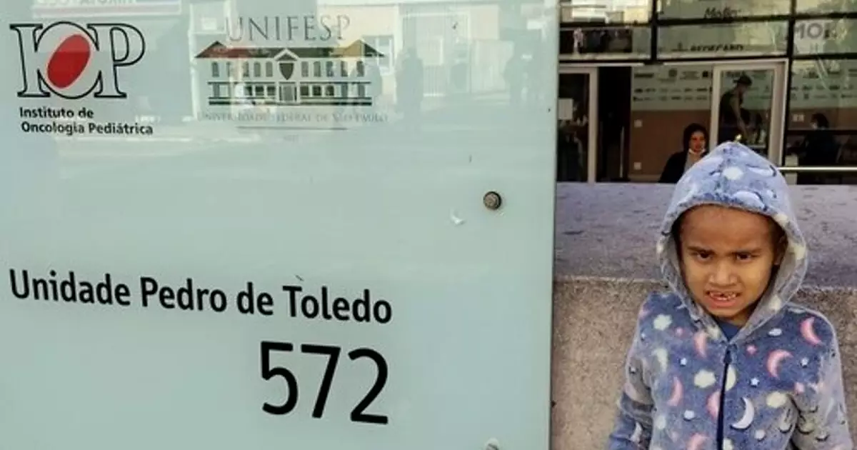 Criança de 7 anos enfrenta luta contra tumor cerebral e busca apoio para tratamento