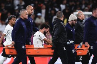 Crise no gramado da Neo Química Arena gera preocupação com lesões no Corinthians