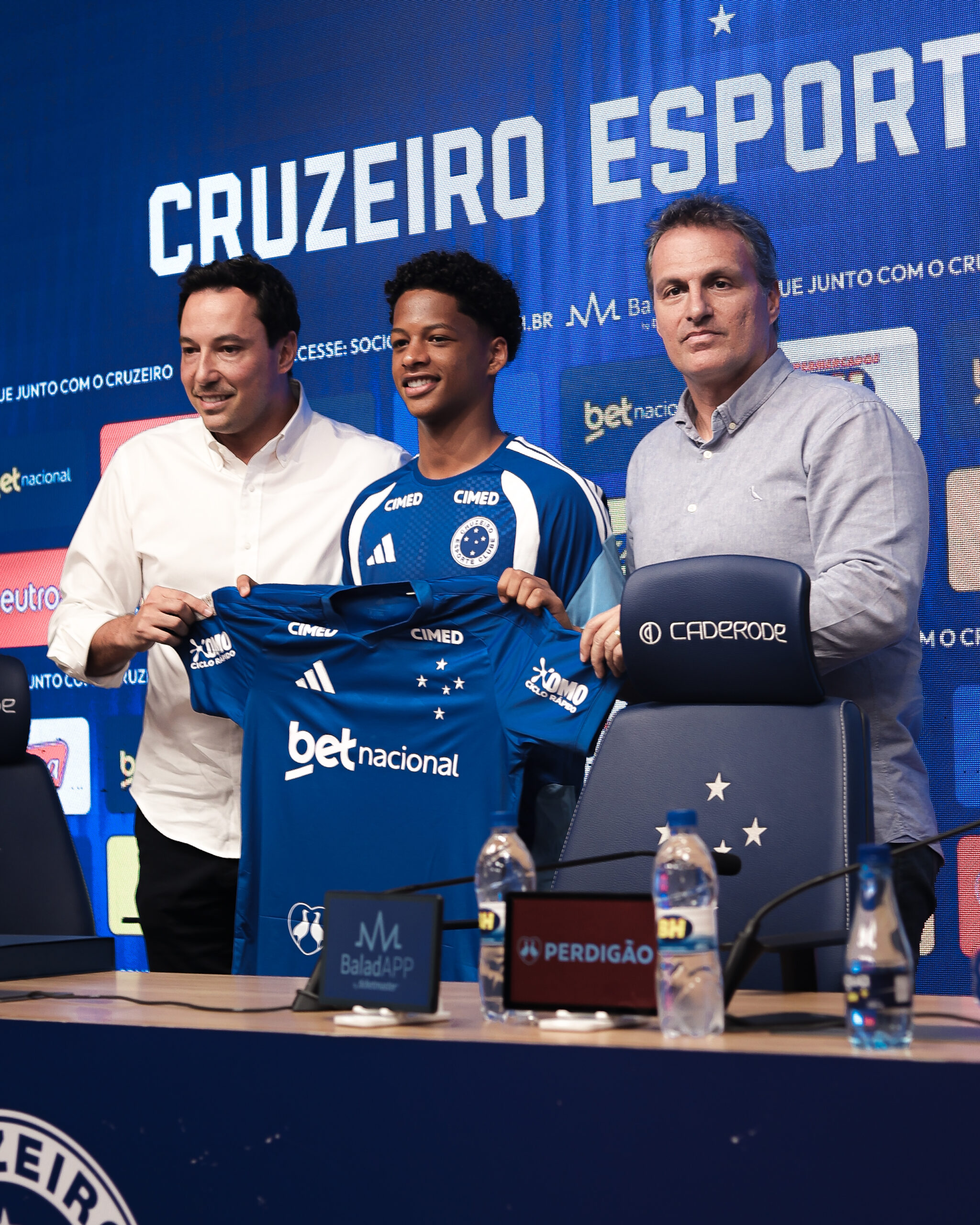 Cruzeiro apresenta Zé Lucas e volante projeta conquistas continentais