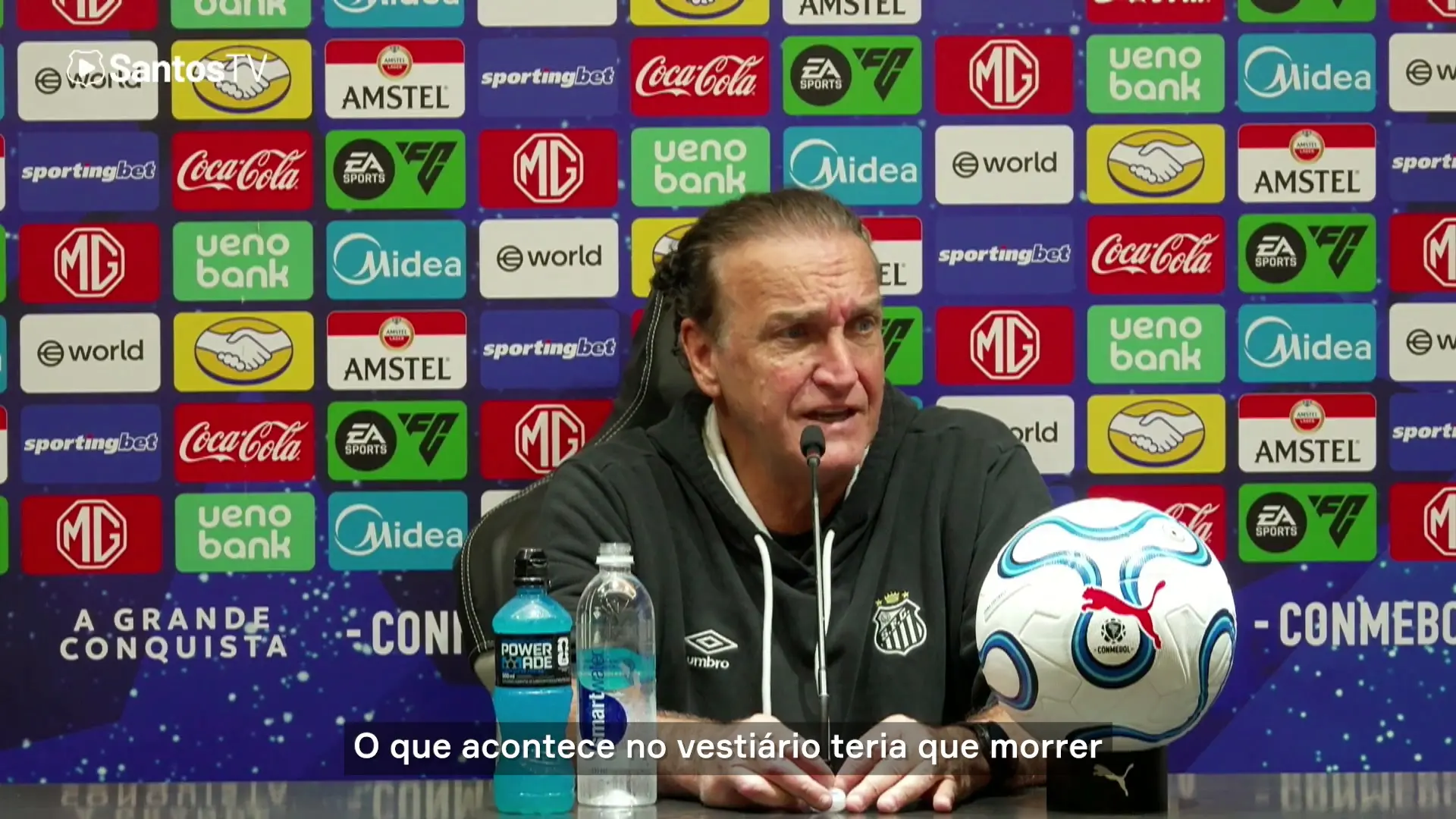 Cuca defende sigilo absoluto sobre cobranças internas no elenco do Santos