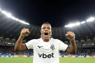Danilo celebra triunfo do Botafogo contra o Cruzeiro no Mineirão
