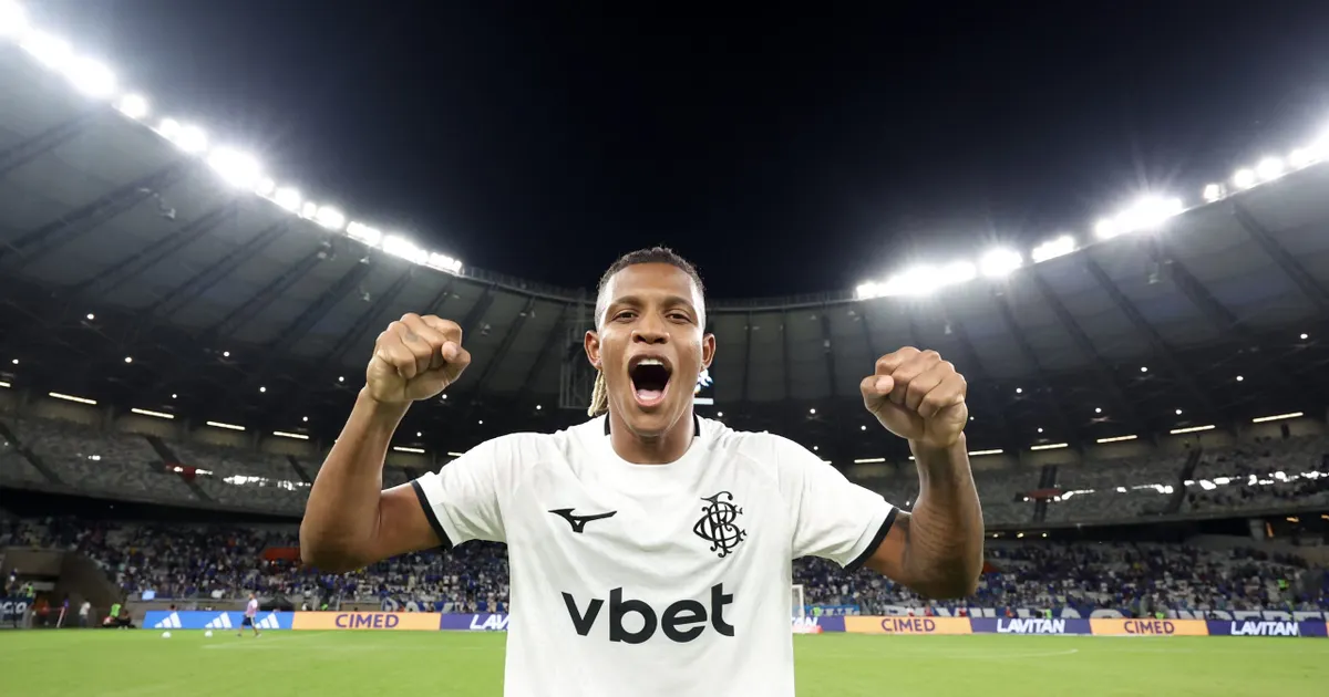Danilo celebra triunfo do Botafogo contra o Cruzeiro no Mineirão