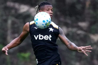 Danilo entra na mira da Premier League após articulação de Kia Joorabchian