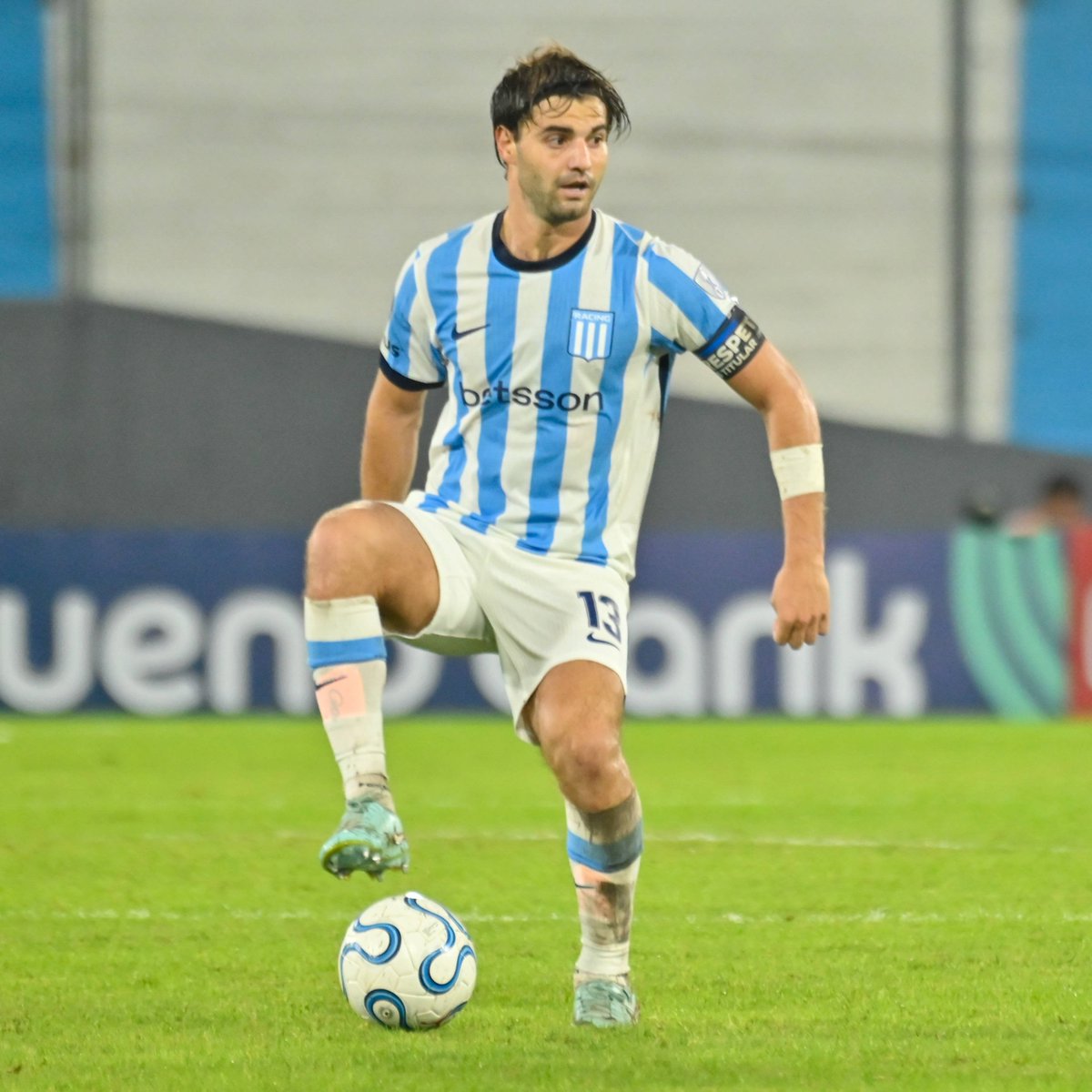 Desempenho de Santiago Sosa no Racing revela solidez defensiva e técnica