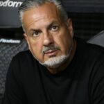 Diretor do Flamengo contesta arbitragem e exige transparência no impedimento semiautomático
