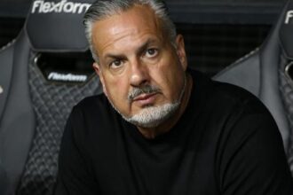 Diretor do Flamengo contesta arbitragem e exige transparência no impedimento semiautomático