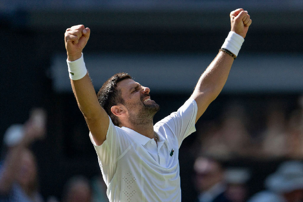 Djokovic retorna ao top 5 e persegue marca histórica de 900 semanas