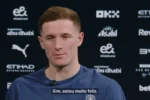 Elliot Anderson celebra parceria com Enzo Maresca em sua primeira fala como atleta do Manchester City