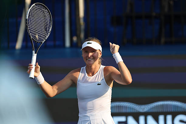 Elvina Kalieva protagoniza virada histórica e avança às quartas em Memphis
