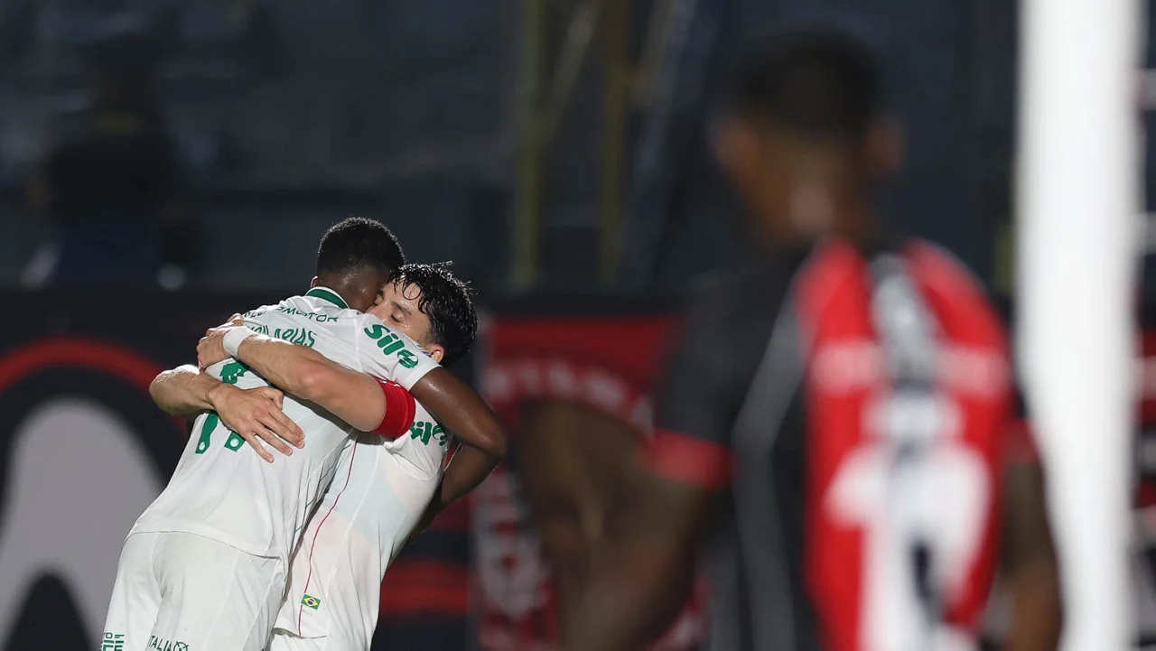 Estrangeiros e Carlos Miguel brilham em goleada do Palmeiras sobre o Vitória