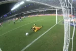 Falha de Lucas Arcanjo marca derrota do Vitória contra o Remo no Mangueirão