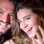 Felipe Neto oficializa noivado com Juliane Carvalho em viagem pela Grécia